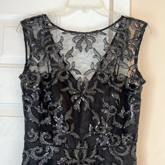 Calvin Klein Evening Gown Black
Metallic Lace Size 4 - Picture 5 of 11